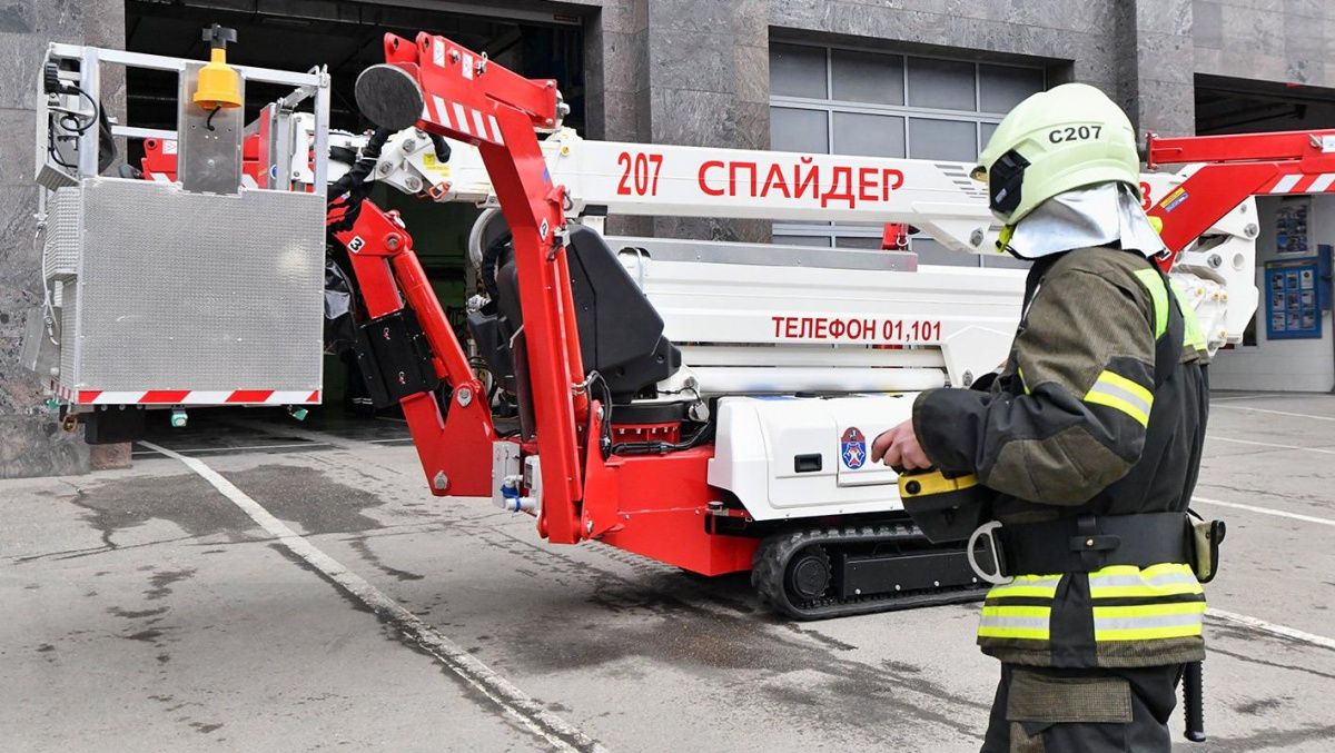 Видео с детьми на качелях на фоне горящего дома в Петербурге стало вирусным