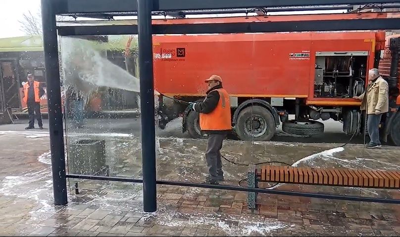 В Волгограде отмывают от грязи остановки общественного транспорта 