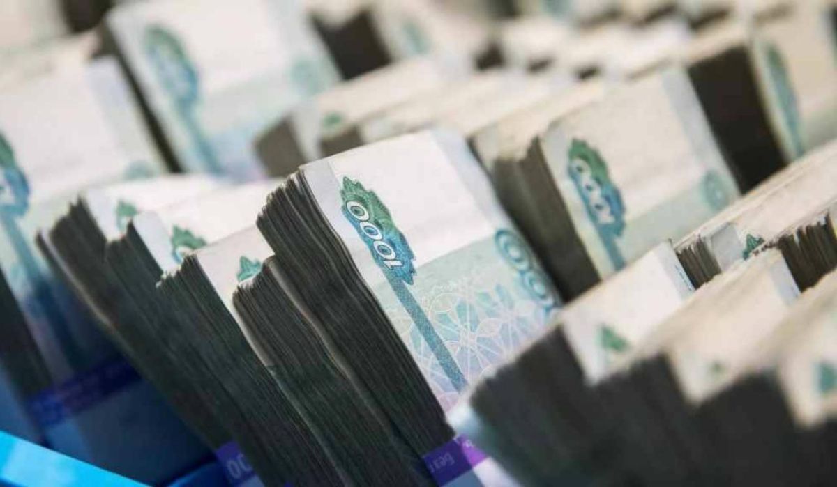 Средняя зарплата в России достигла почти 100 тысяч рублей