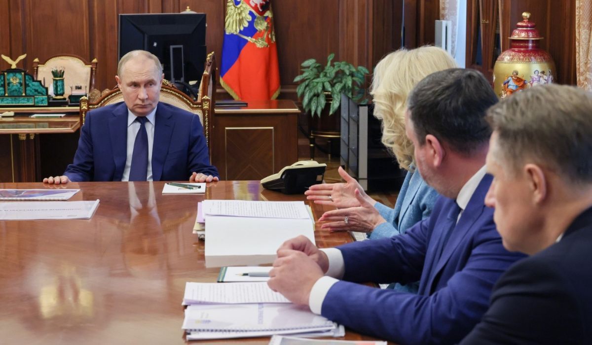 Путин указал на проблему дефицита женщин в России