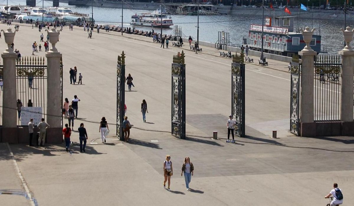 В Парке Горького приступили к реставрации исторической ограды