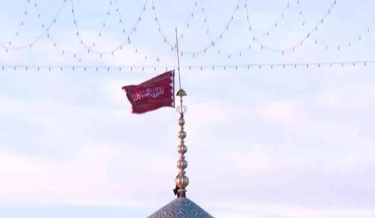 Красный флаг мести поднят над мечетью в Иране