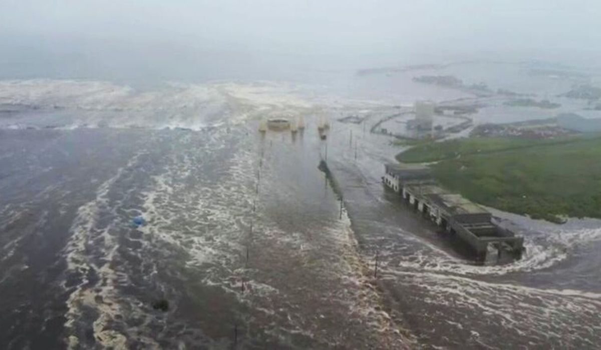 МЧС: Цунами угрожает трем районам Камчатки после землетрясения