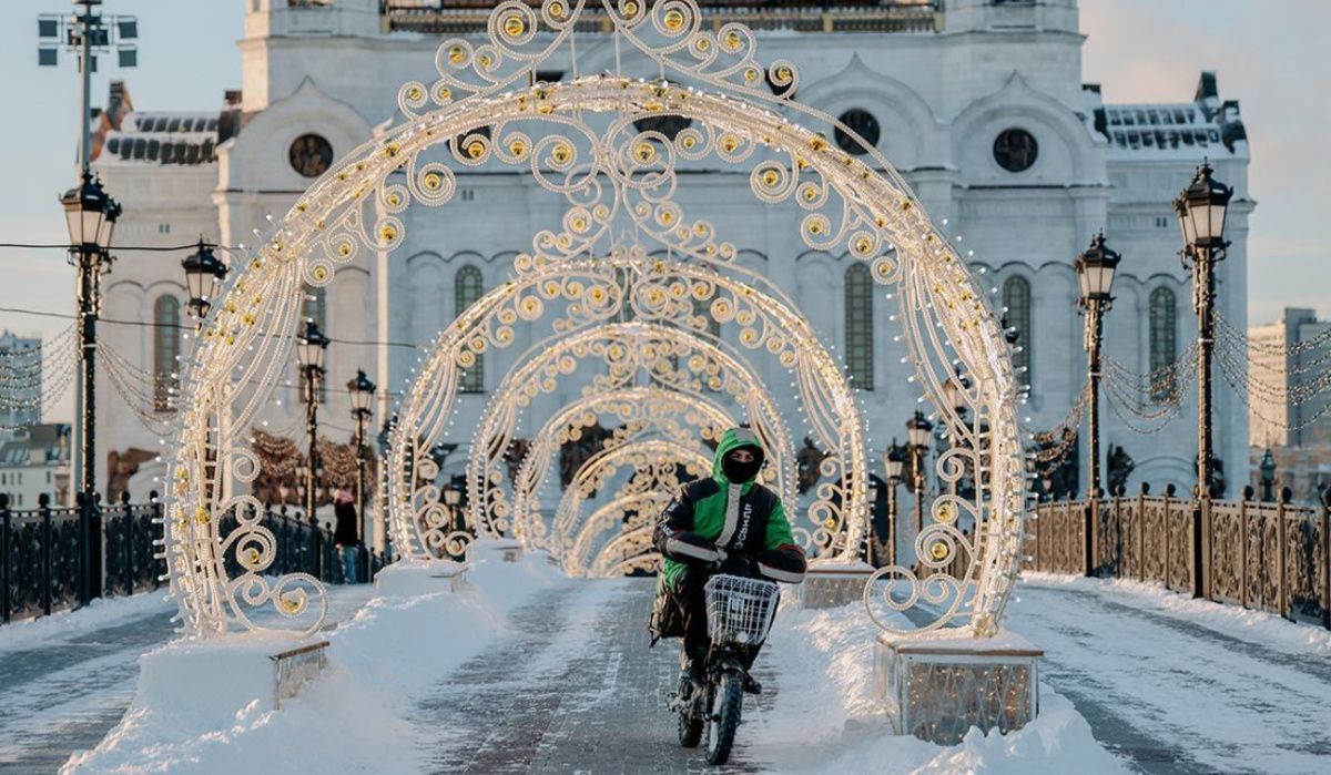 ГИБДД изымает электровелосипеды у курьеров в Москве