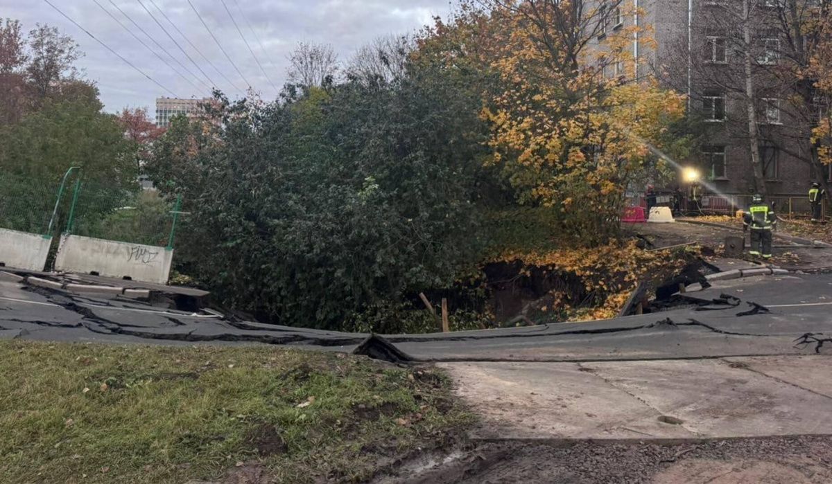СК проверяет причины провала асфальта у дома в Петербурге