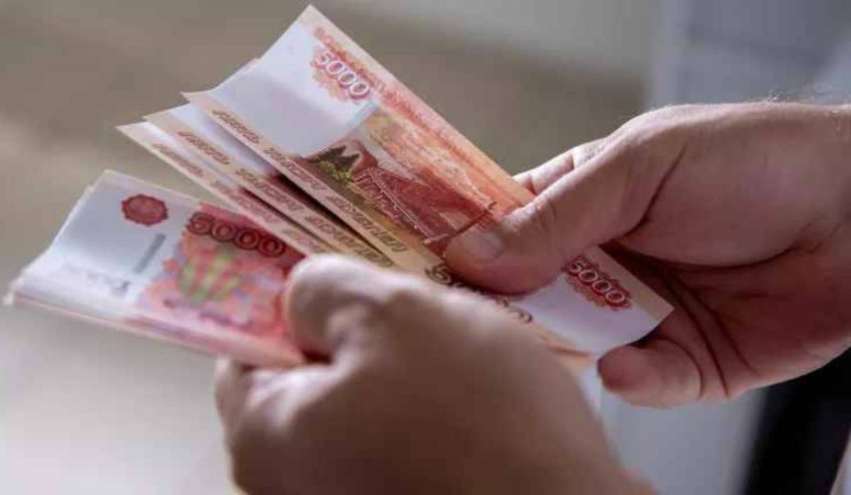 Жители России назвали достойную зарплату