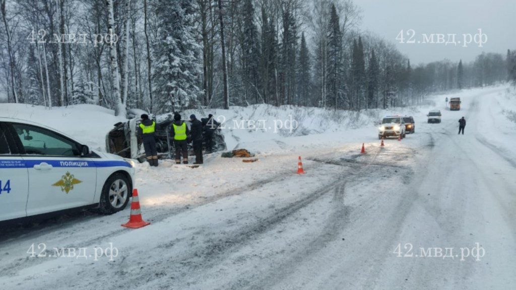 В Кузбассе опрокинулся пассажирский автобус