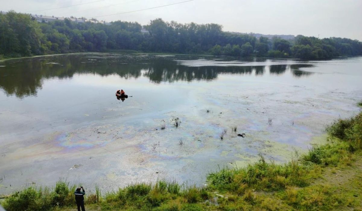 Нефтяное пятно обнаружено на реке Миасс в Челябинске