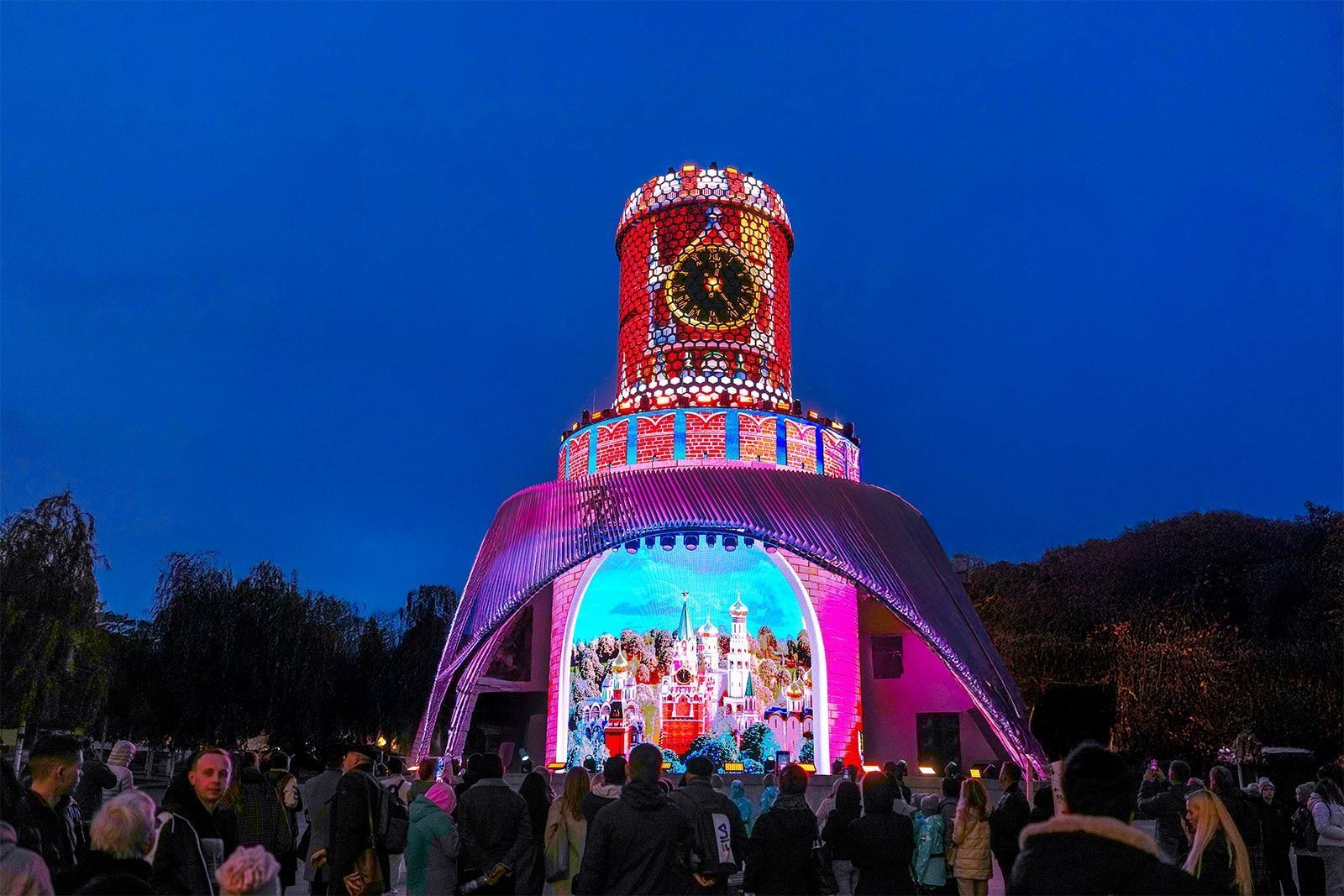 Панда Катюша и освоение космоса: сюжеты инсталляции «Матрешка Москвы» в «Зарядье»