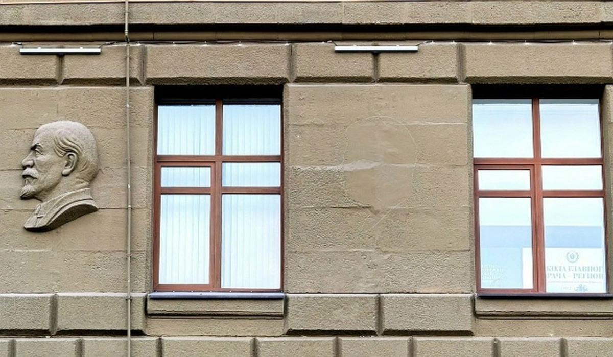 Профиль Сталина проявился на стене жилого дома в Волгограде