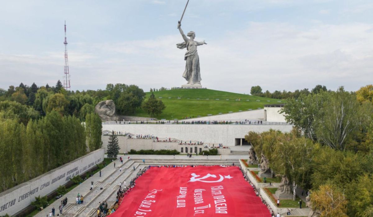 Волгоградцы развернули 65-метровое Знамя Победы на Мамаевом кургане