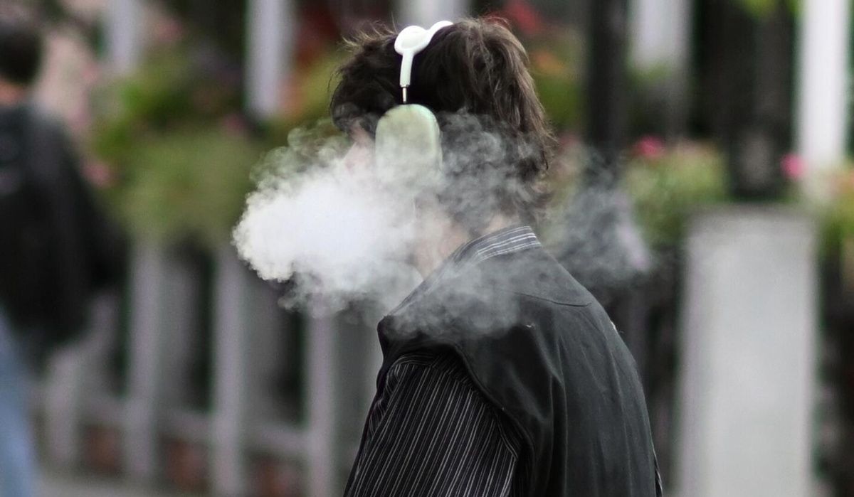 Депутат Гусев предложил приравнять вейпы к наркотическим веществам