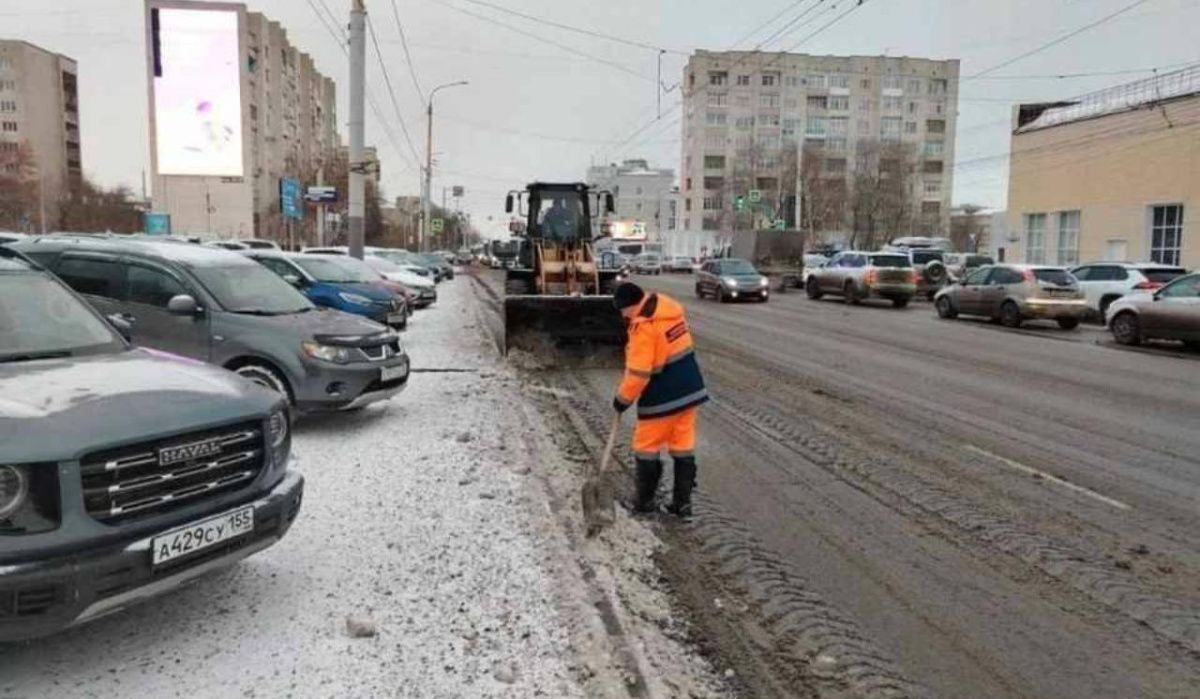 Омские дорожные службы усилили расчистку городских улиц от снега