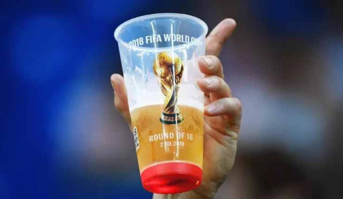 Большинство россиян выступают против продажи пива на стадионах