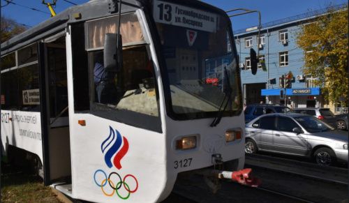 По улицам Новосибирска начал курсировать трамвай с олимпийской символикой 