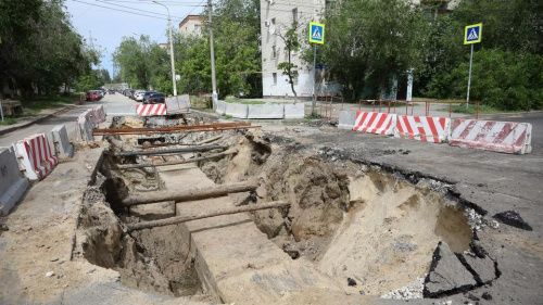 На севере Волгограда устраняют прорыв крупного водовода