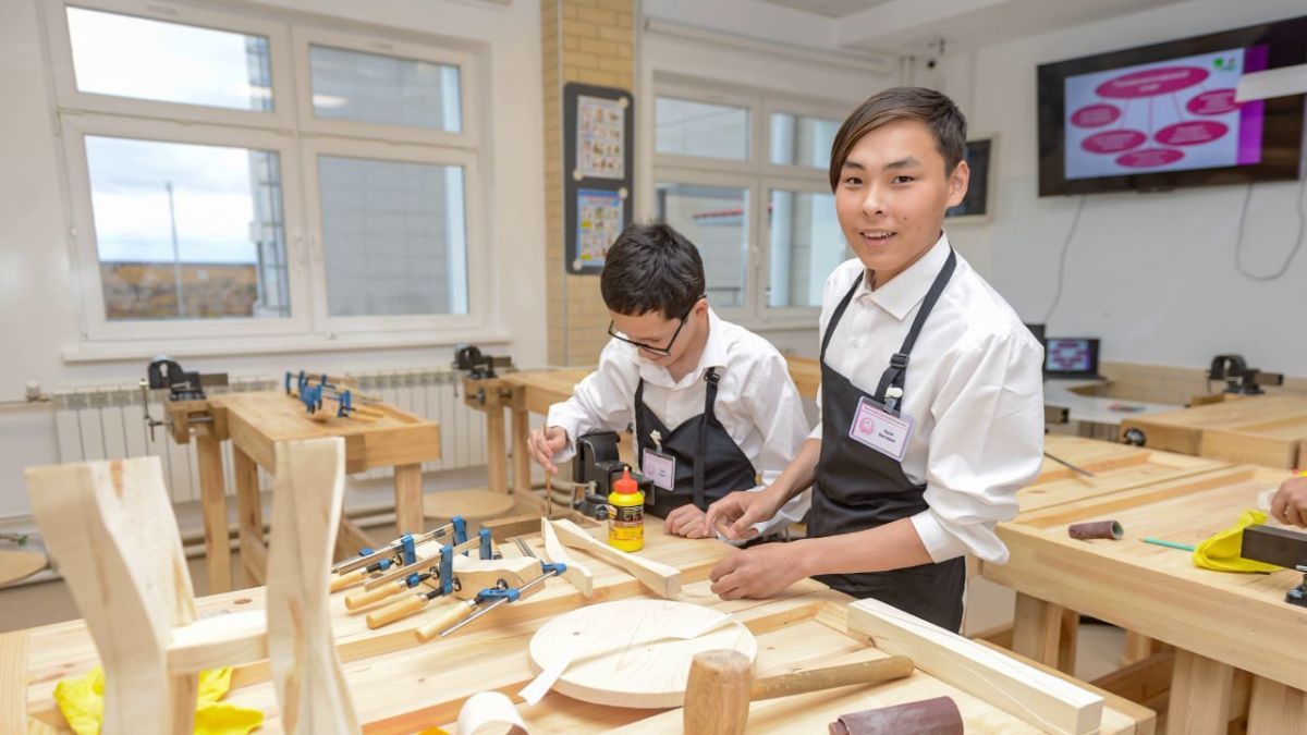 Подросткам КМНС на Ямале вручат сертификаты на одежду и обувь