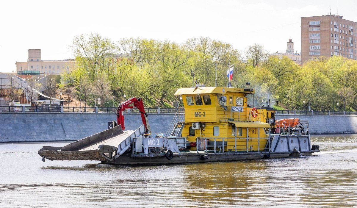 Коммунальный флот Москвы собрал 350 тонн мусора с начала летней навигации