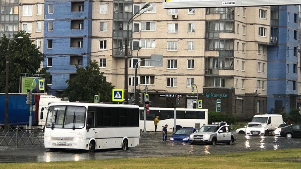 Петербуржцам предложили подать коллективный иск к Смольному после затопления Парашютной