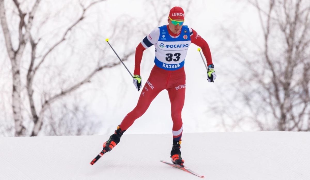 Александр Большунов победил в гонке с раздельным стартом на финале Кубка России