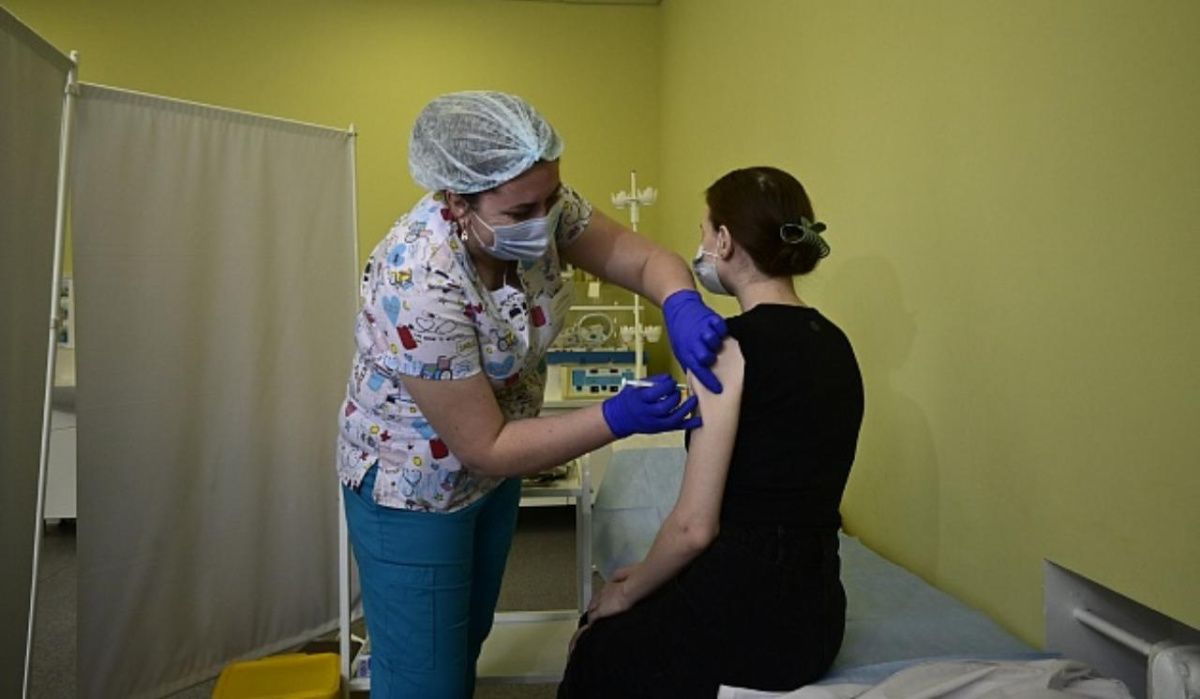 В Волгоградской области прививку от ковида сделали пять тысяч школьников 