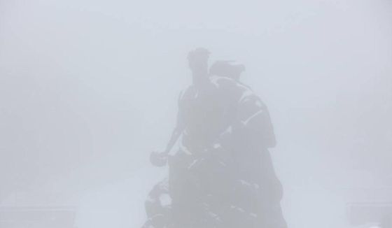 Волгоград сковали густой туман и гололед