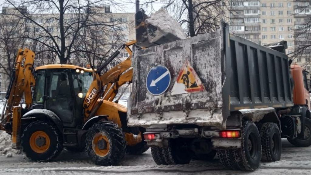 «Танцующая» уборочная техника указала на «снежный картель» Смольного