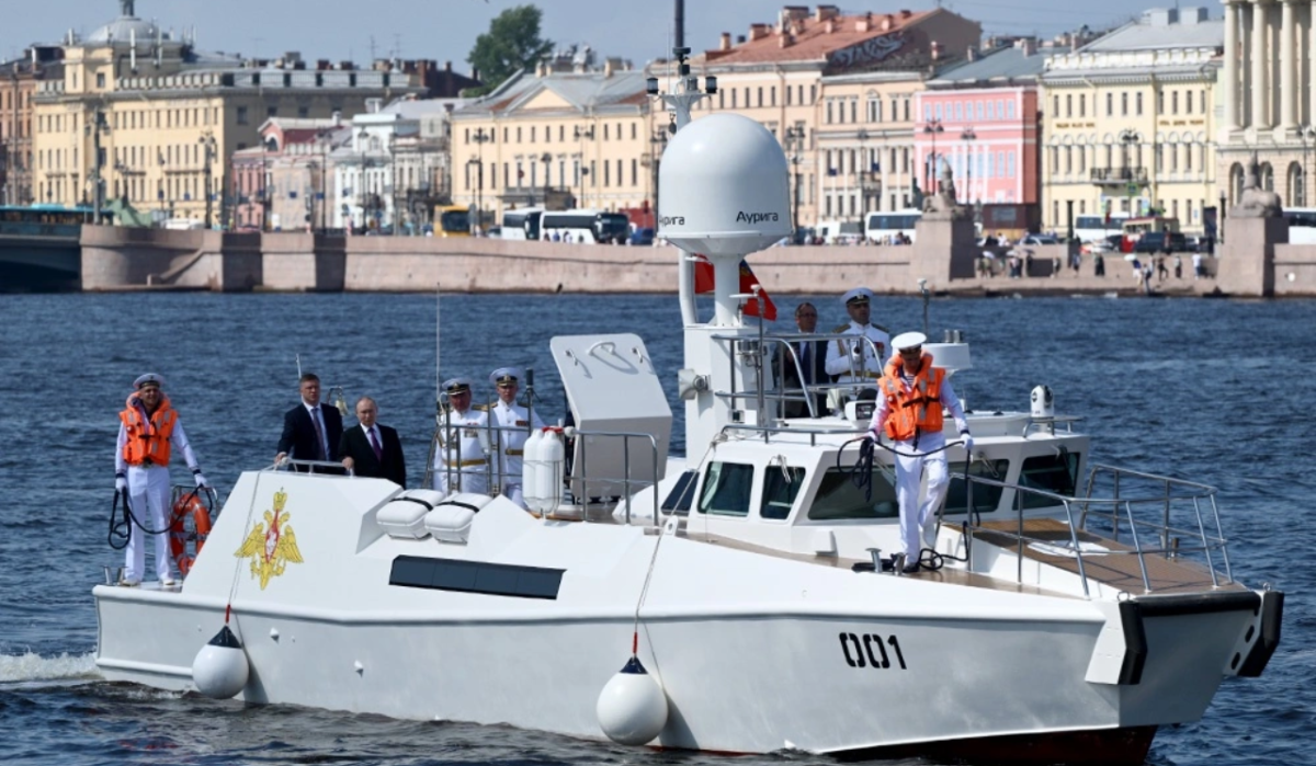 Путин принимает участие в праздновании Дня ВМФ в Санкт-Петербурге