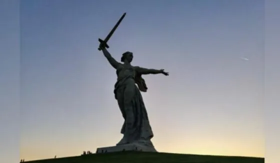 В Волгоградской области задержали девушку, осквернившую скульптуру "Родина-мать зовет!"